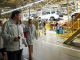 На бывшем заводе Nissan устроили «спектакль» для СМИ, «машины без будущего» подвесили, чтобы сымитировать производство Xcite