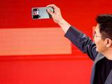 В таком случае ценность селфи-камеры резко падает: глава Xiaomi показал съёмку селфи на основную камеру Xiaomi 17 Pro при помощи дополнительного экрана