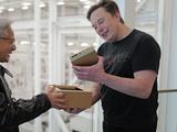 «Как ракетный двигатель для искусственного интеллекта», — глава Nvidia прибыл на космодром  SpaceX, чтобы вручить Илону Маску DGX Spark