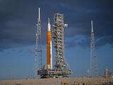 NASA доставило на стартовую площадку гигантскую ракету SLS и космический корабль Orion для лунной миссии, намеченной на 1 апреля