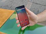 Очередной провал. Сканер отпечатков пальцев Samsung Galaxy S10 работает лучше без заводской защиты экрана