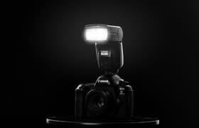 Накамерная вспышка Canon Speedlite 470EX-AI с электроприводом головки и искусственным интеллектом: