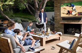 Экстерьерный QLED-телевизор Samsung The Terrace, адаптированный для использования на открытом воздухе