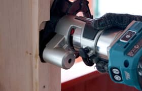 Аккумуляторный фрезер Makita RT001GZ19 XGT: