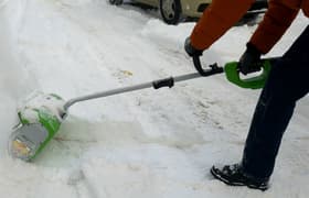 Аккумуляторный снегоуборщик GreenWorks GD40SSK4 40V: