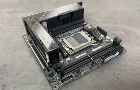 Материнская плата Asus ROG Strix X670E-I Gaming WiFi форм-фактора Mini-ITX