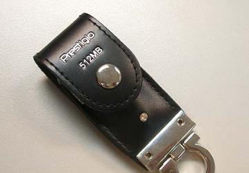Prestigio &laquo;Leather&raquo; USB Flash Drive: флэш-диск в черном кожаном чехле
