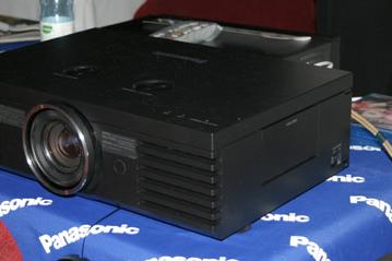 Кинотеатральные LCD-проекторы Panasonic PT-AE2000E и PT-AX200E — в России