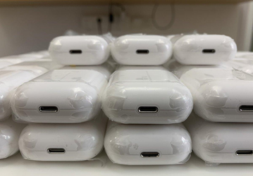 Фото дня: беспроводные наушники Apple AirPods 2 и футляр для их зарядки