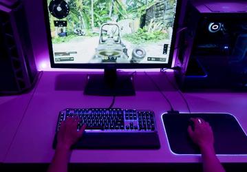 Периметр водоотталкивающего коврика для мыши Cooler Master MP750 украшен подсветкой