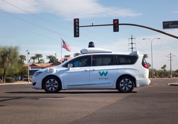 В самоуправляемые автомобили Waymo вернулись водители