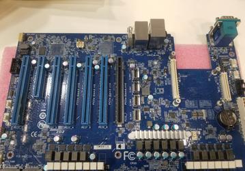 Опубликовано фото материнской платы для серверных процессоров AMD EPYC следующего поколения (Rome)