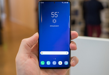 Фото дня: Samsung Galaxy S10 с дырявым экраном. Сравнение дисплеев Galaxy S10, Galaxy S9 и iPhone XS Max