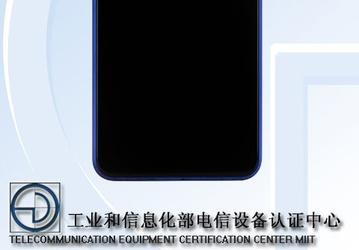 Смартфон Lenovo с тройной основной камерой позирует на фото