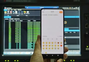 Подключенный к сети 5G смартфон-слайдер Xiaomi Mi Mix 3 позирует на фото
