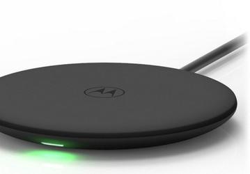 Беспроводная зарядка Motorola CHR-0661 позирует на изображении