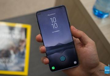 Смартфон Samsung Galaxy S10+ будет отличаться от младших версий другой формой отверстия в экране