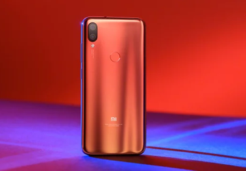 Фотогалерея дня: смартфон Xiaomi Mi Play в разных градиентных окрасах
