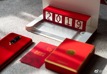 Oppo выпустила смартфоны с золотыми логотипами свиней