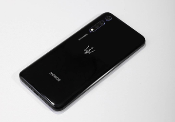 Honor V20 Maserati Edition красуется на качественном живом фото