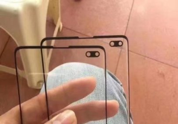 Живое фото защитного стекла для Samsung Galaxy S10+ подтверждает овальный вырез под камеру