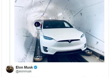 Илон Маск показал, как электромобиль Tesla превращается в дрезину для поездок по туннелям под Лос-Анджелесом