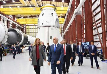 SpaceX показала новый космический корабль Crew Dragon. Первый полёт намечен на январь