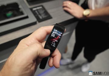 Samsung готовит разноцветные умные часы, браслеты и планшеты