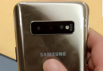  Флагманский смартфон Samsung Galaxy S10+ позирует на живых фото