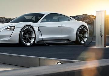 Владельцы электромобилей Porsche Taycan смогут три года бесплатно пользоваться зарядными станциями