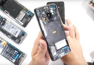 JerryRigEverything сделал заднюю крышку смартфона Samsung Galaxy S9 прозрачной 