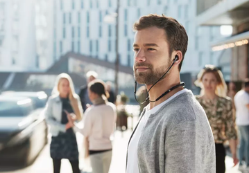 Беспроводная гарнитура Jabra Elite 65e оснащена тремя микрофонами и системой активного шумоподавления