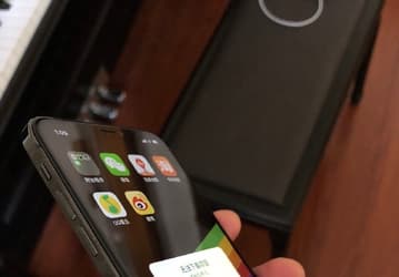 Видео дня: iPhone SE 2, который больше похож то ли на подделку, то на iPhone X второго поколения