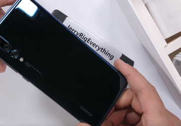 Смартфон Huawei P20 Pro лучше не сгибать