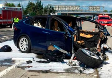 На Tesla подали в суд из-за аварии со смертельным исходом, в которой электромобиль Model X с включенным автопилотом врезался в ограждение 