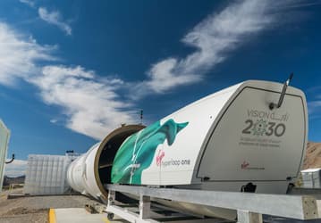 Virgin Hyperloop One показала капсулу Hyperloop Pod, а также, возможно, указала примерную дату запуска первой полноценной линии