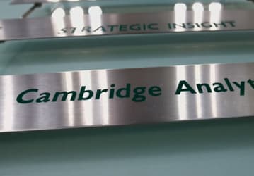 Компания Facebook признала, что данные миллионов европейцев тоже были переданы Cambridge Analytica