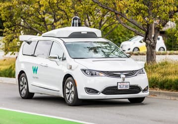 В Калифорнии компаниям разрешат перевозить пассажиров на беспилотных автомобилях без страхующего водителя