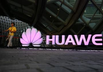 Первый гибкий смартфон выпустит компания Huawei, и случится это уже в конце текущего года