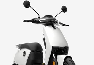 Xiaomi Super Soco CU Electric Smart — электроскутер со светодиодными фарами, круиз-контролем и камерой