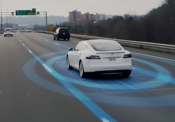 Видео дня: автомобиль Tesla пытается врезаться в отбойник на месте недавнего ДТП
