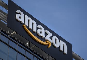 Продажи Amazon за год увеличились на 43%, но компания потеряла 1,6 млрд долларов на изменении курса валют