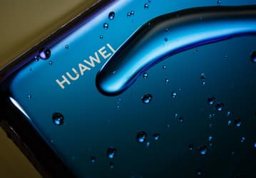 Смартфон Huawei со сгибающимся дисплеем могут представить в ноябре