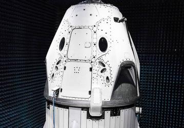 Маск показал пилотируемый космический корабль Crew Dragon