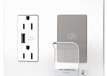 Настенная розетка Legrand Radiant Wireless Charger умеет заряжать смартфоны беспроводным путем