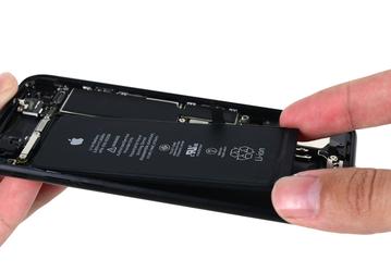 Apple не выполняет обещание, связанное с заменой аккумуляторов в смартфонах iPhone