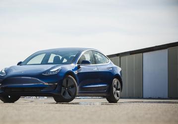 Чистый убыток Tesla превысил 700 млн долларов, но выручка при этом выросла на 27%