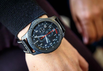 Умные часы Samsung Gear с Wear OS замечены на руках сотрудников Samsung