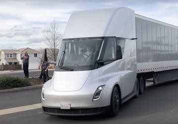 Илон Маск утверждает, что серийные грузовики Tesla Semi будут иметь запас хода почти в 1000 км