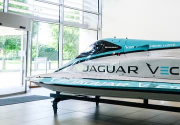 Jaguar установила рекорд скорости среди электрических катеров